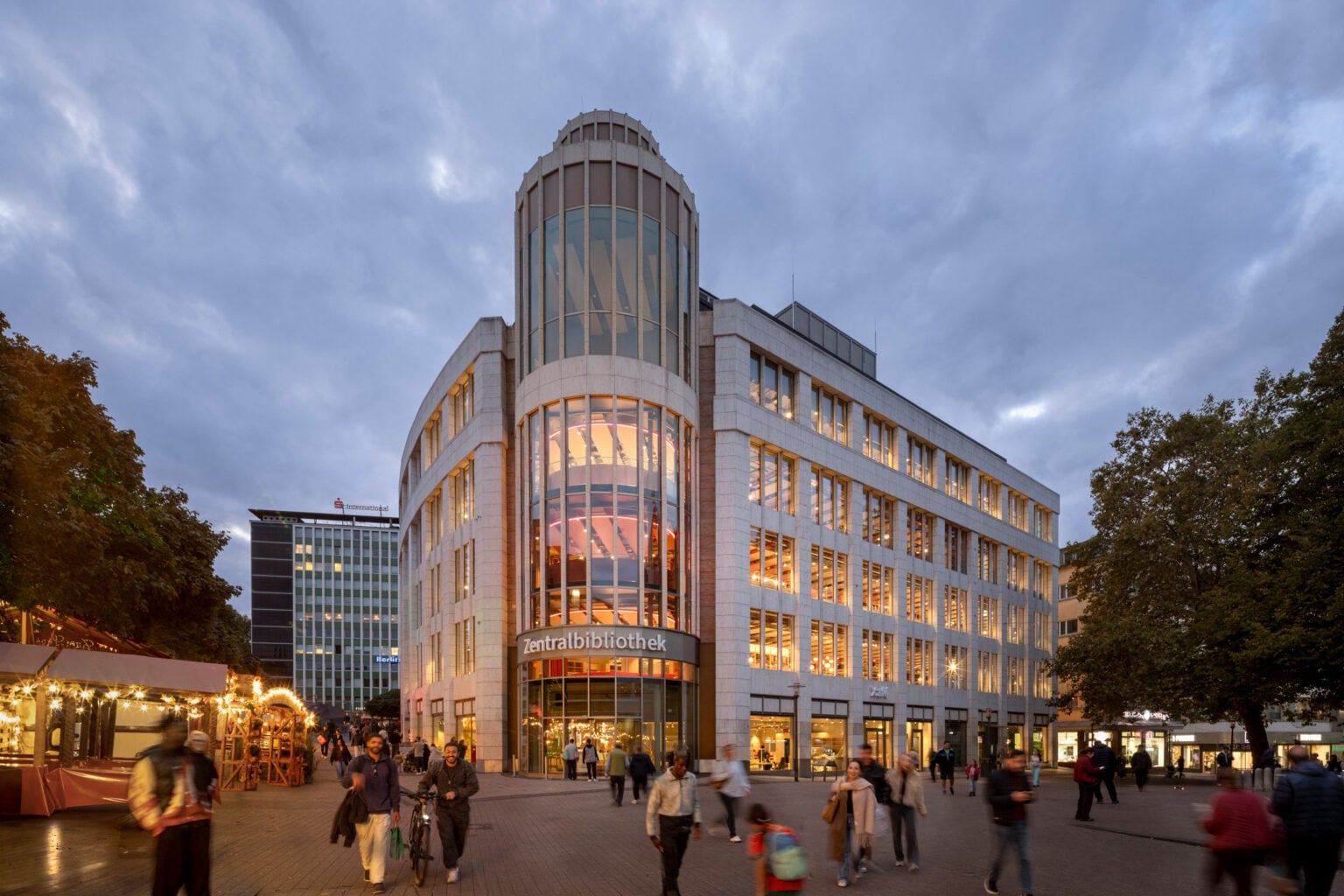 레드 서가가 놓인 Essen Central Library 내부 공간