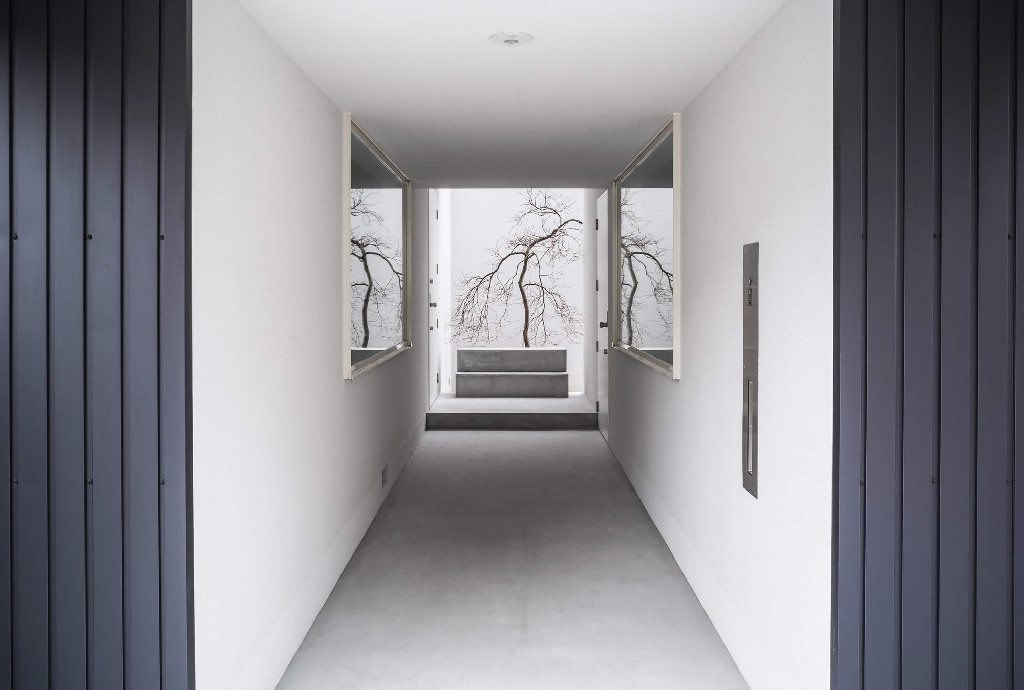 거리에서 중정까지 이어지는 Framing House 반외부 통로