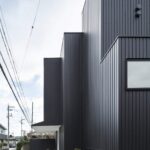 세로로 겹친 블랙 매스가 드러나는 Framing House 측면