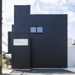 작은 창 몇 개만 낸 Framing House 측면 파사드