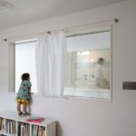 갤러리 높은 창 아래 선 아이, Framing House 1층