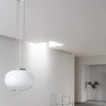 천장 사각 구멍에서 내려온 Framing House 거실 펜던트 조명
