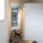 장난감 피아노가 놓인 Framing House 아이방 복도