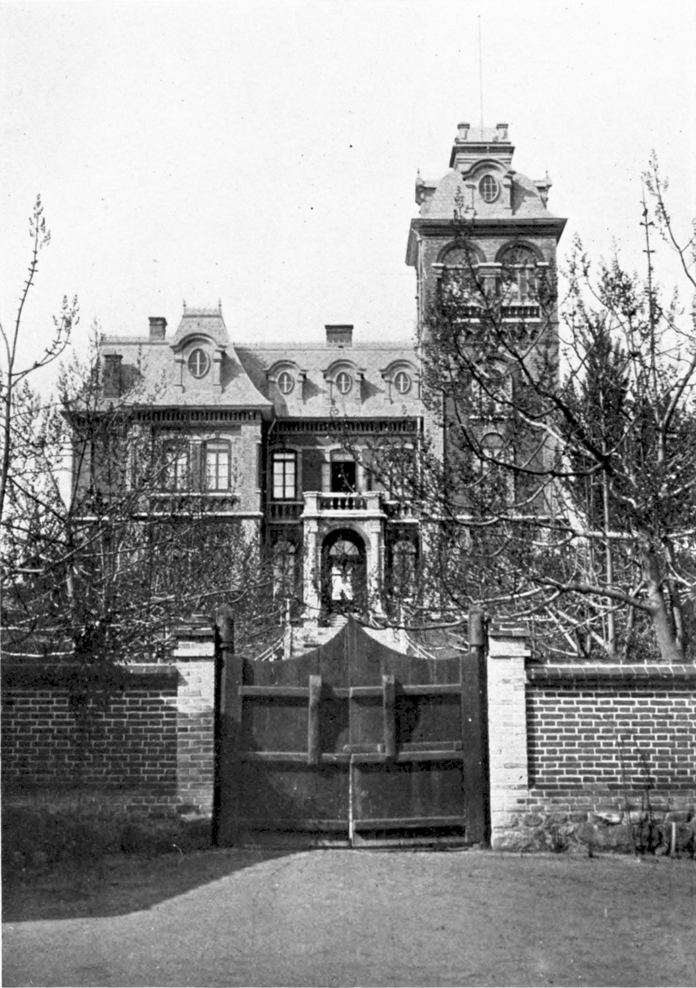 1900년 무렵 서울의 프랑스 공사관 건물 흑백 사진