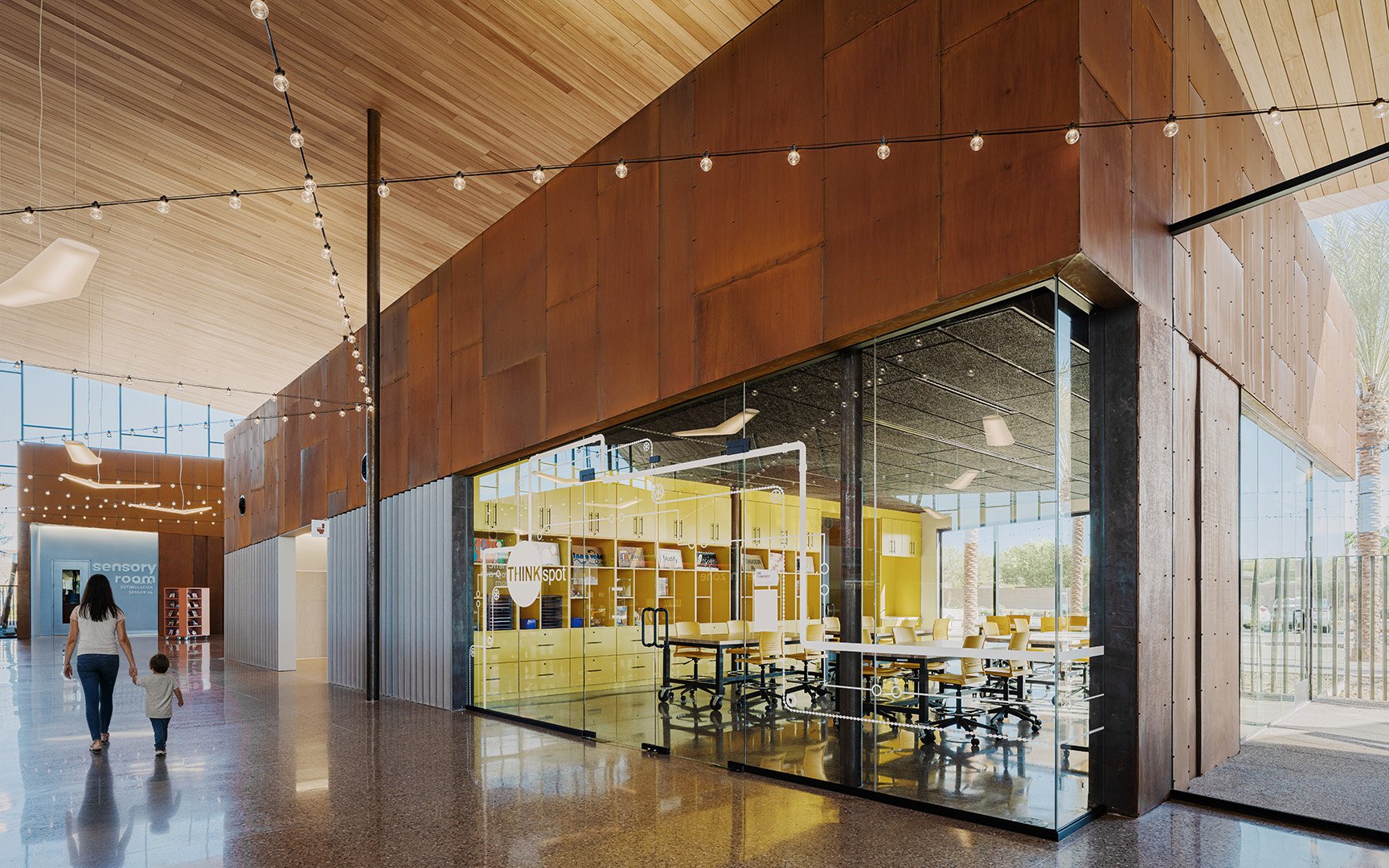 유리벽 너머 옐로우 톤으로 꾸민 Gateway Public Library 메이커스페이스