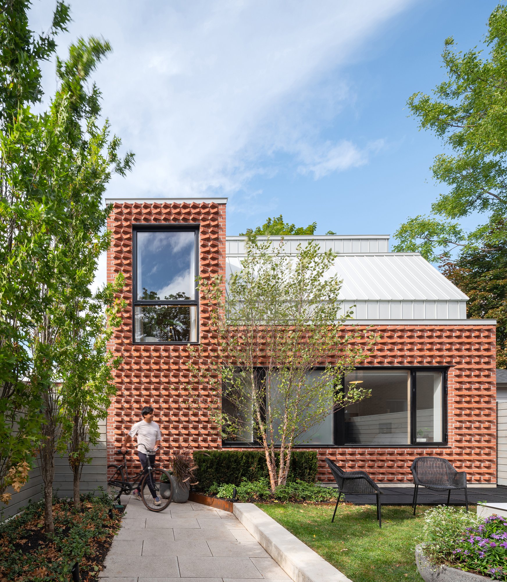 정원 쪽에서 본 토론토 주택 Garden Laneway House 외관, 비틀어 쌓은 레드 벽돌 매스
