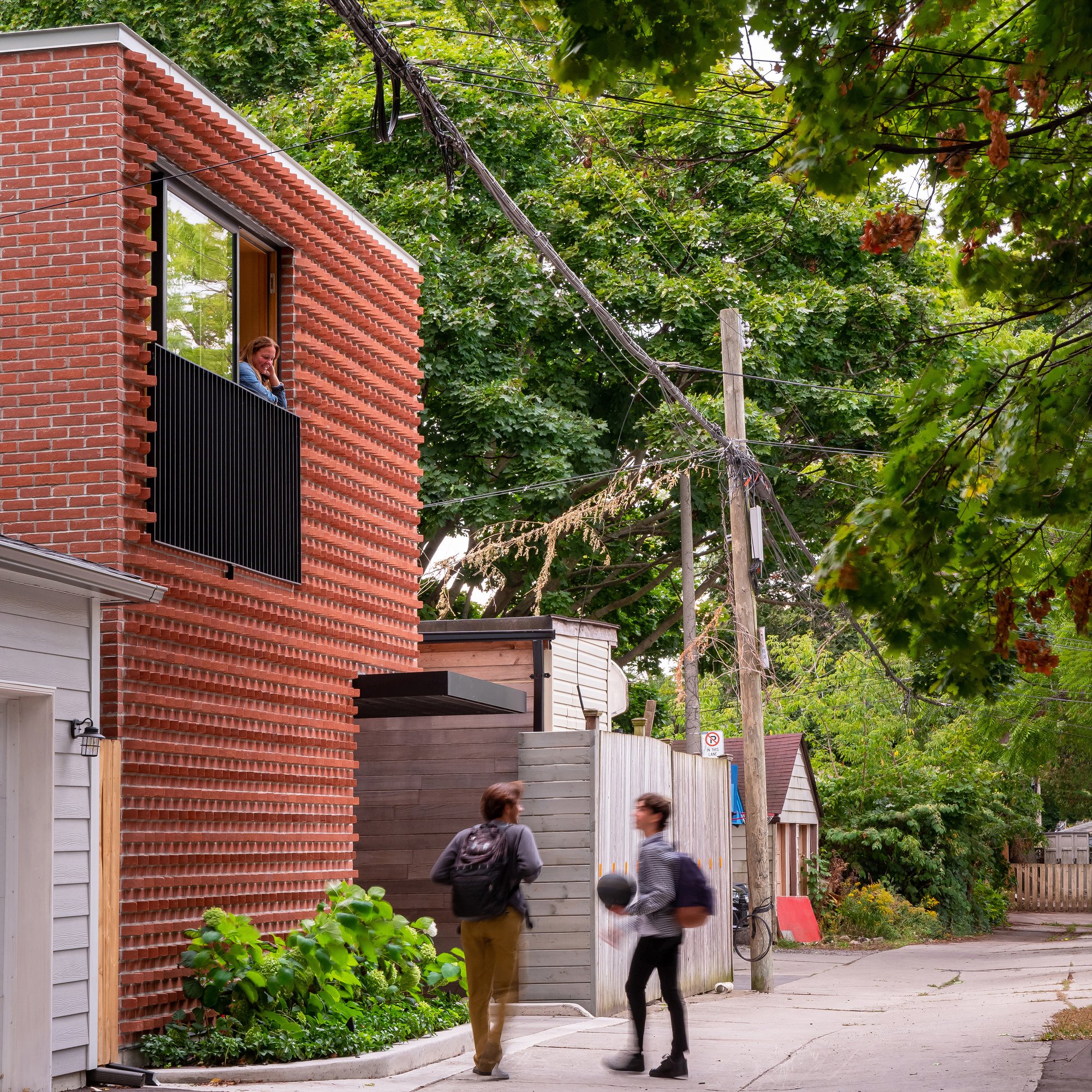뒷골목을 따라 선 Garden Laneway House 벽돌 매스와 지나가는 이웃