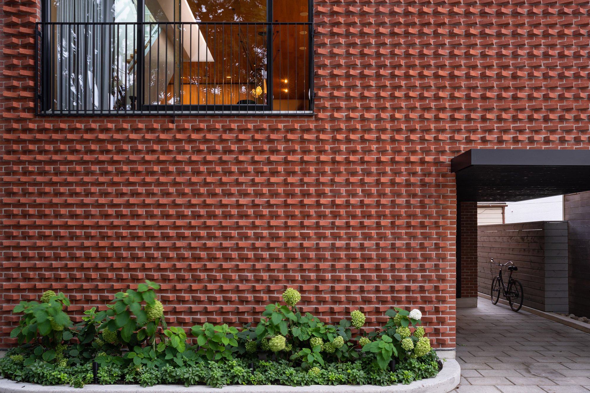 식재 화단 위로 펼쳐진 Garden Laneway House 벽돌 파사드