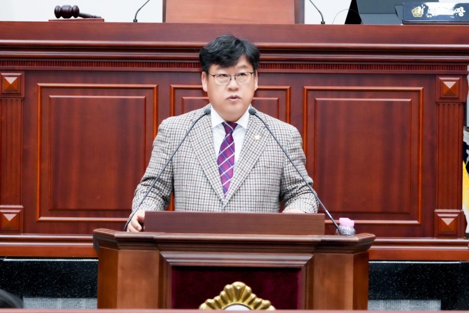 경주시의회 본회의에서 시정질문을 하는 최진열 의원