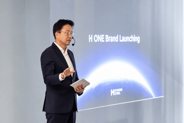 현대제철 H ONE 브랜드 론칭 행사에서 발표하는 김성민 영업본부장
