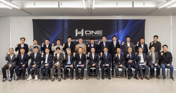 H ONE 브랜드 론칭 행사에 참석한 건설사와 구조설계사, 철골제작사 관계자 단체 사진