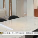 턴테이블을 올린 대리석 식탁 상판 디테일