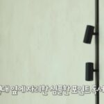 침대 옆 벽에 단 위치 조절형 블랙 독서등