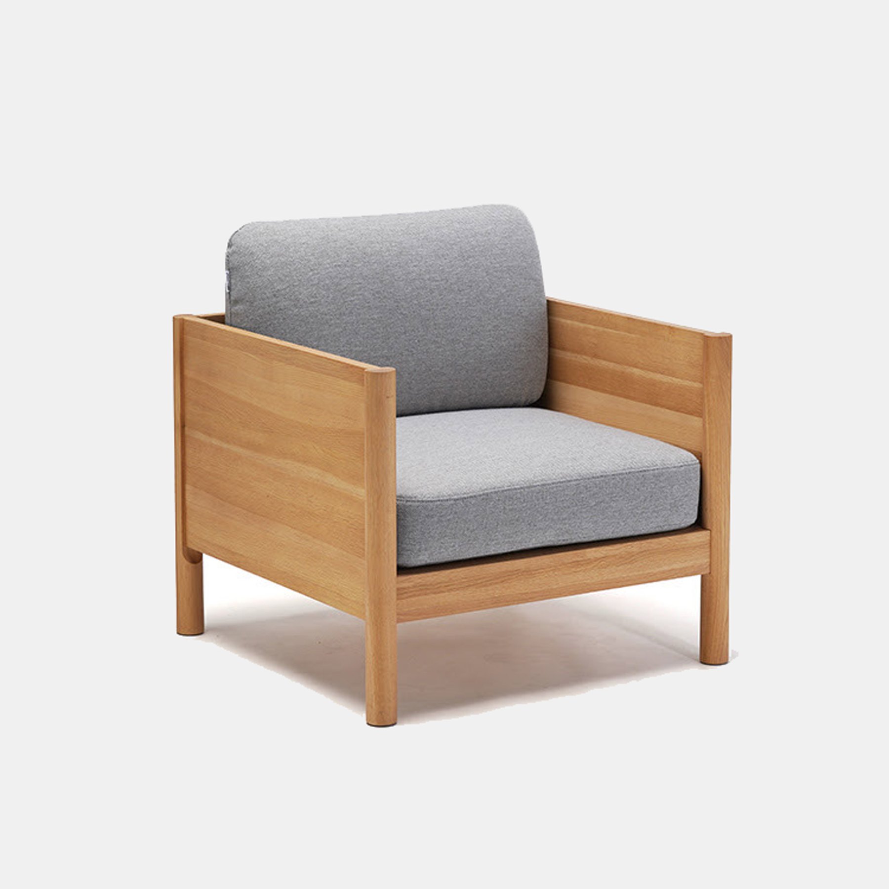 목재 프레임에 그레이 쿠션을 얹은 Castor Lobby Sofa
