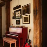 Les Paul 서명이 든 레드 Gibson 피아노와 기타가 놓인 거실 코너