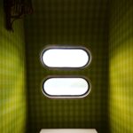 그린 체크 패브릭으로 감싼 Airstream 욕실