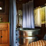 Airstream 한쪽 구석의 아연 욕조