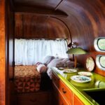 빈티지 리넨 커튼을 단 Airstream 침대