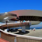 곡선 램프 위 관람객과 MAC Niterói 원반형 몸체