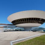 광장 쪽에서 본 MAC Niterói 몸체와 하부 기둥