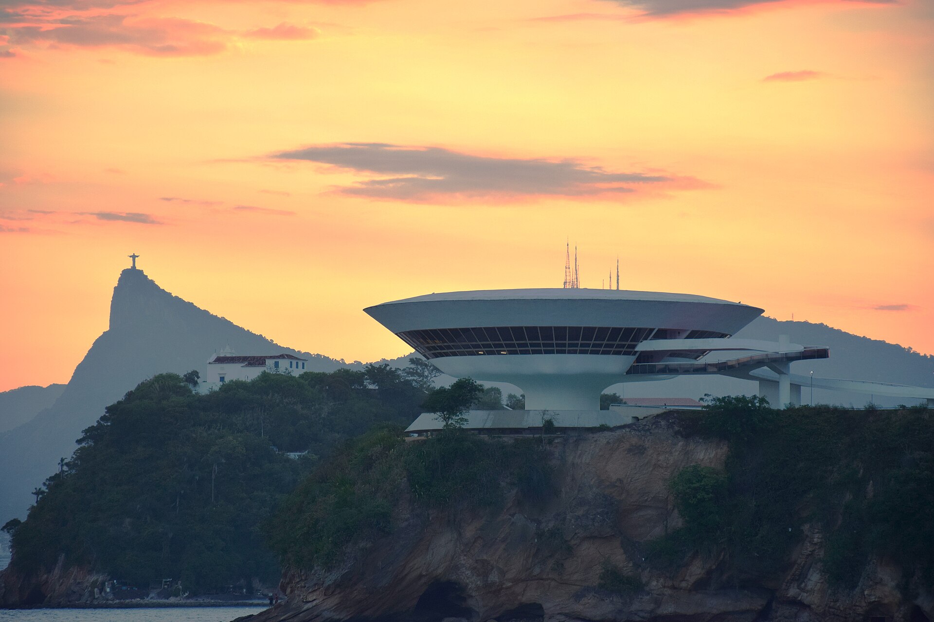 노을 진 코르코바두 산 아래 MAC Niterói 실루엣