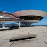 광장에서 본 MAC Niterói 램프와 원반형 미술관