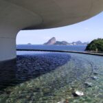 MAC Niterói 수반과 바다가 맞닿아 보이는 원반 아래 풍경