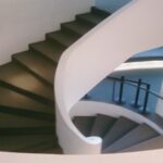 MAC Niterói 실내의 화이트 나선계단