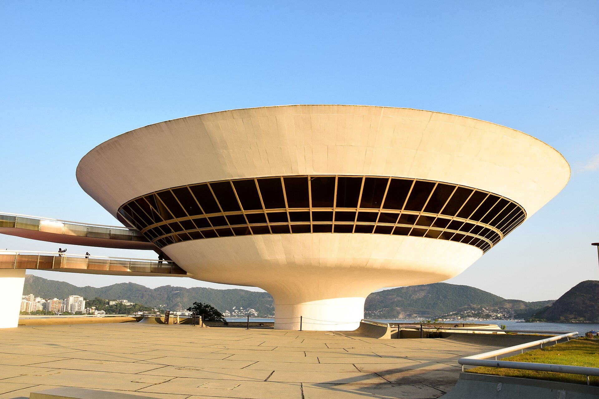 정면에서 본 MAC Niterói 원반형 매스와 띠창