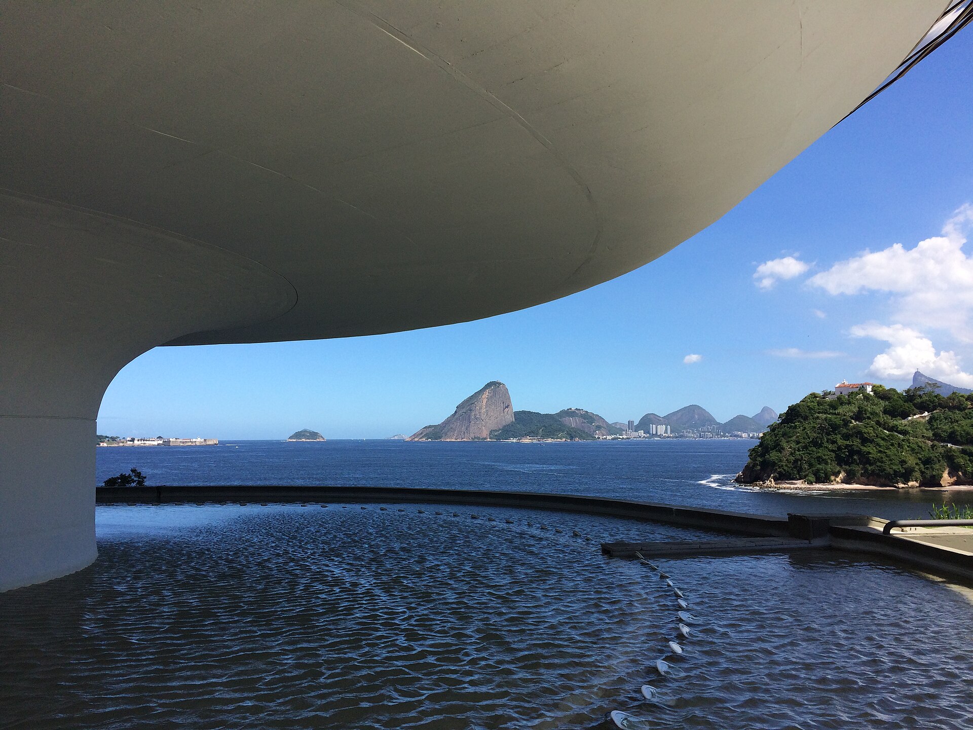 MAC Niterói 원반 아래 수반 너머로 보이는 과나바라 만과 슈가로프 산