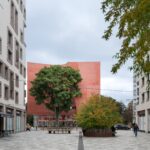 광장 나무 너머로 보이는 Massy Conservatoire 오렌지 톤 외관