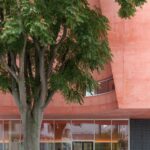 가죽나무 아래 비 가림 공간이 된 Massy Conservatoire 입구