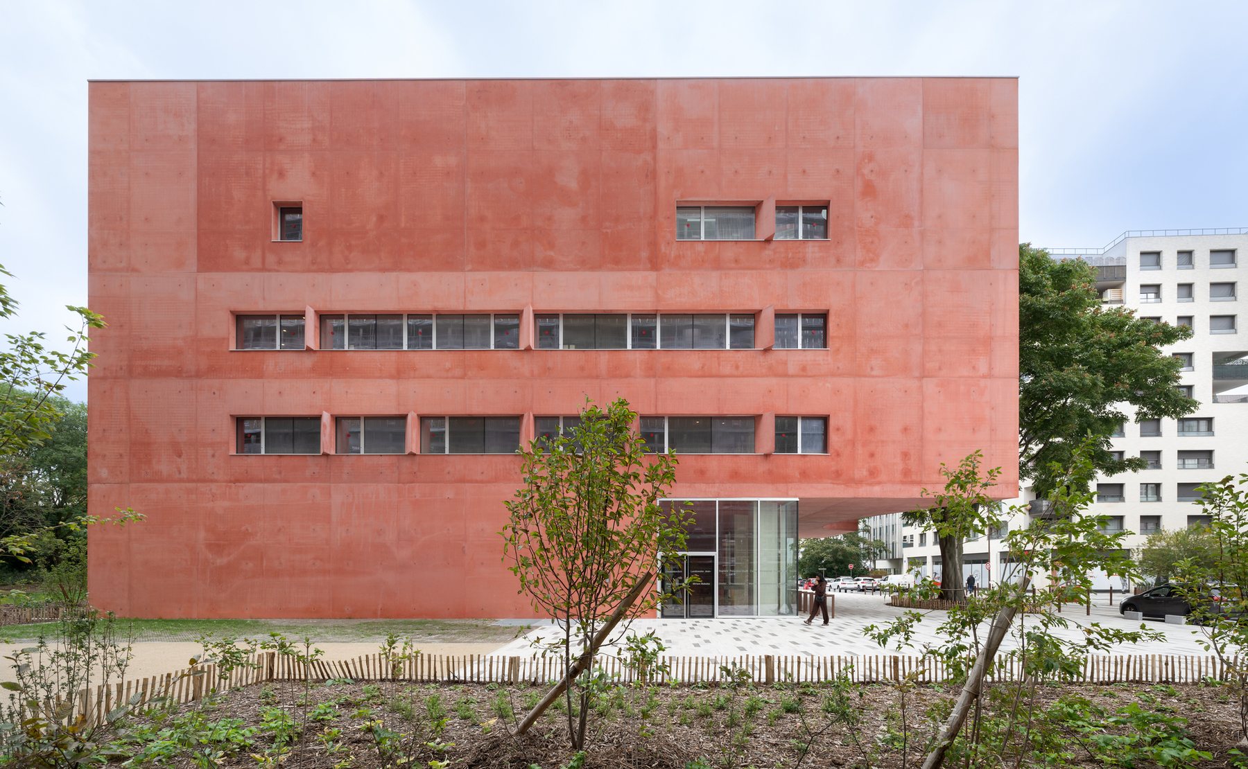 숲 쪽으로 가로 창이 뚫린 Massy Conservatoire 후면 외관