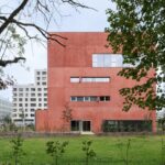 잔디 정원 쪽에서 본 Massy Conservatoire 후면