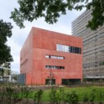 숲 사이로 보이는 Massy Conservatoire 모서리 외관