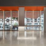 거리 쪽 통유리로 열린 Massy Conservatoire 입구 홀