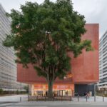 가죽나무와 Massy Conservatoire 정면 전경