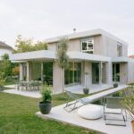 수영장과 테라스 너머로 본 제네바 노출콘크리트 주택 New Villa 전경