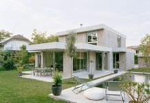 수영장과 테라스 너머로 본 제네바 노출콘크리트 주택 New Villa 전경