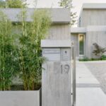 대나무 식재와 콘크리트 우편함이 있는 New Villa 진입로