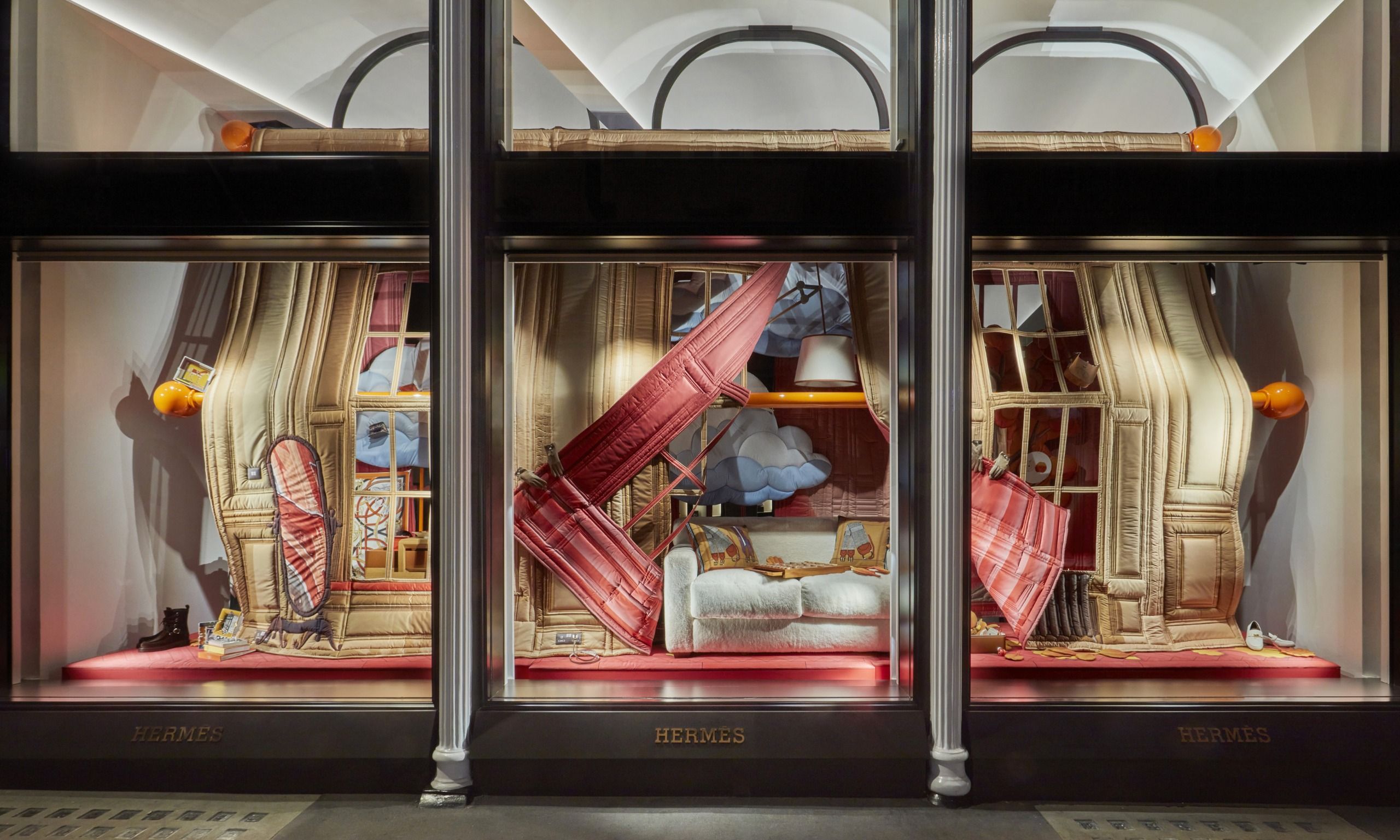 Space Popular가 퀼트로 꾸민 런던 Hermès Maison 쇼윈도