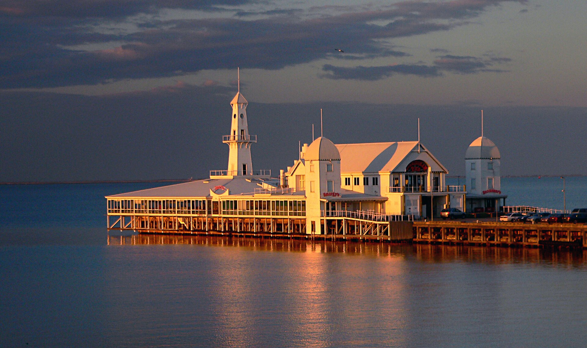 호주 Geelong 만으로 길게 뻗은 Cunningham Pier