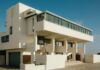 콘크리트 기둥 위에 떠 있는 Schindler 설계 Lovell Beach House 외관