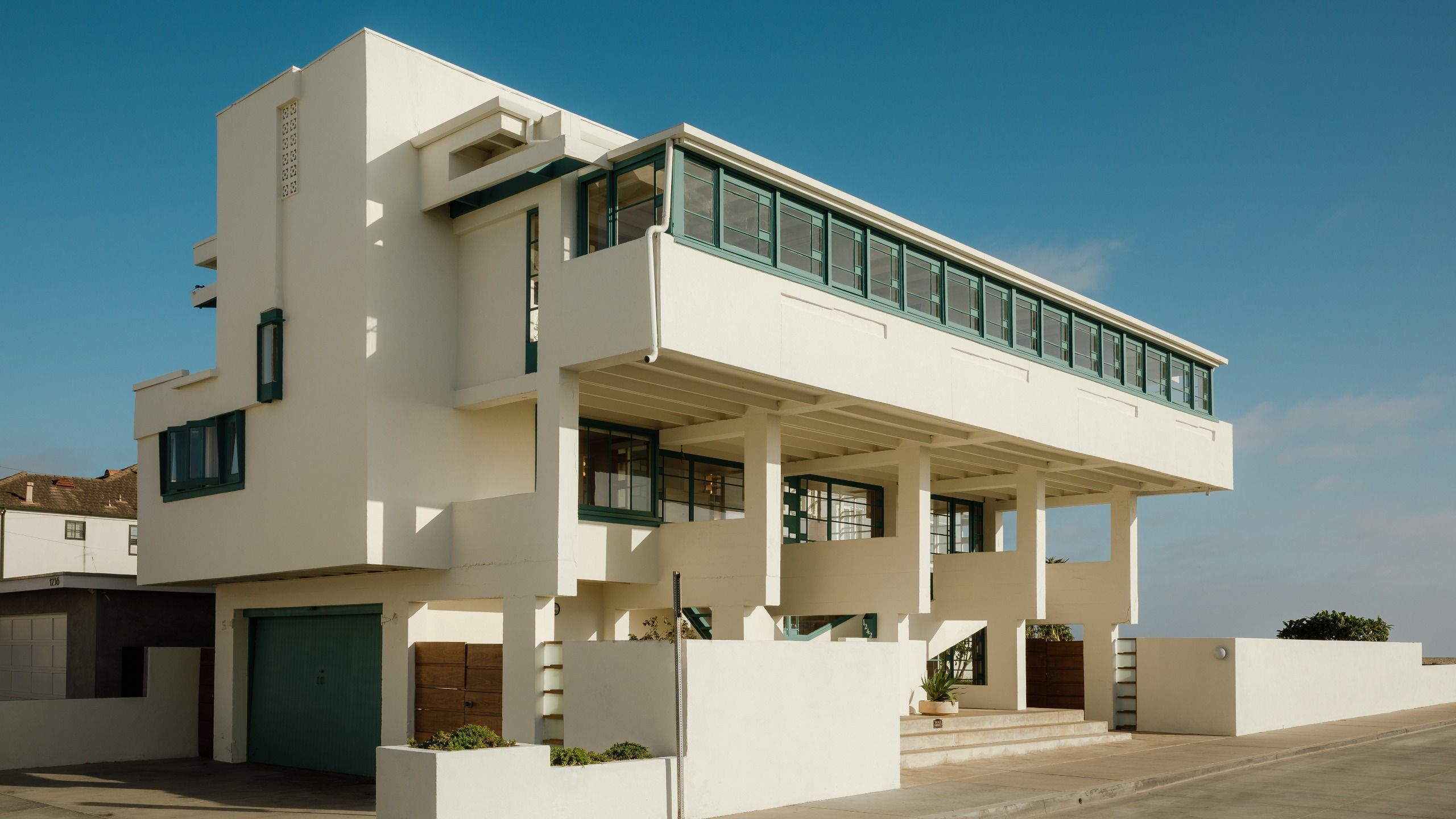 콘크리트 기둥 위에 떠 있는 Schindler 설계 Lovell Beach House 외관