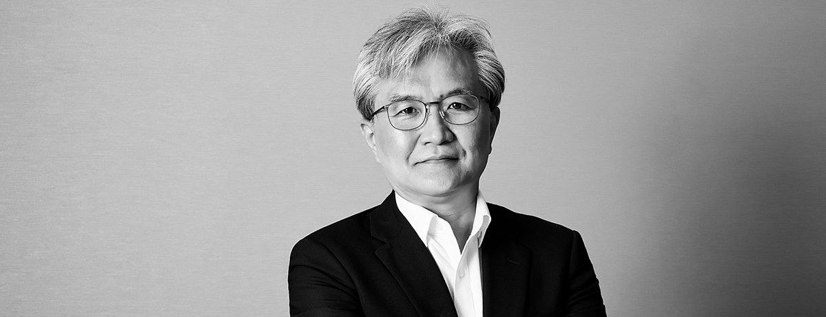 검은 재킷을 입고 팔짱을 낀 김성홍 서울시립대 명예교수