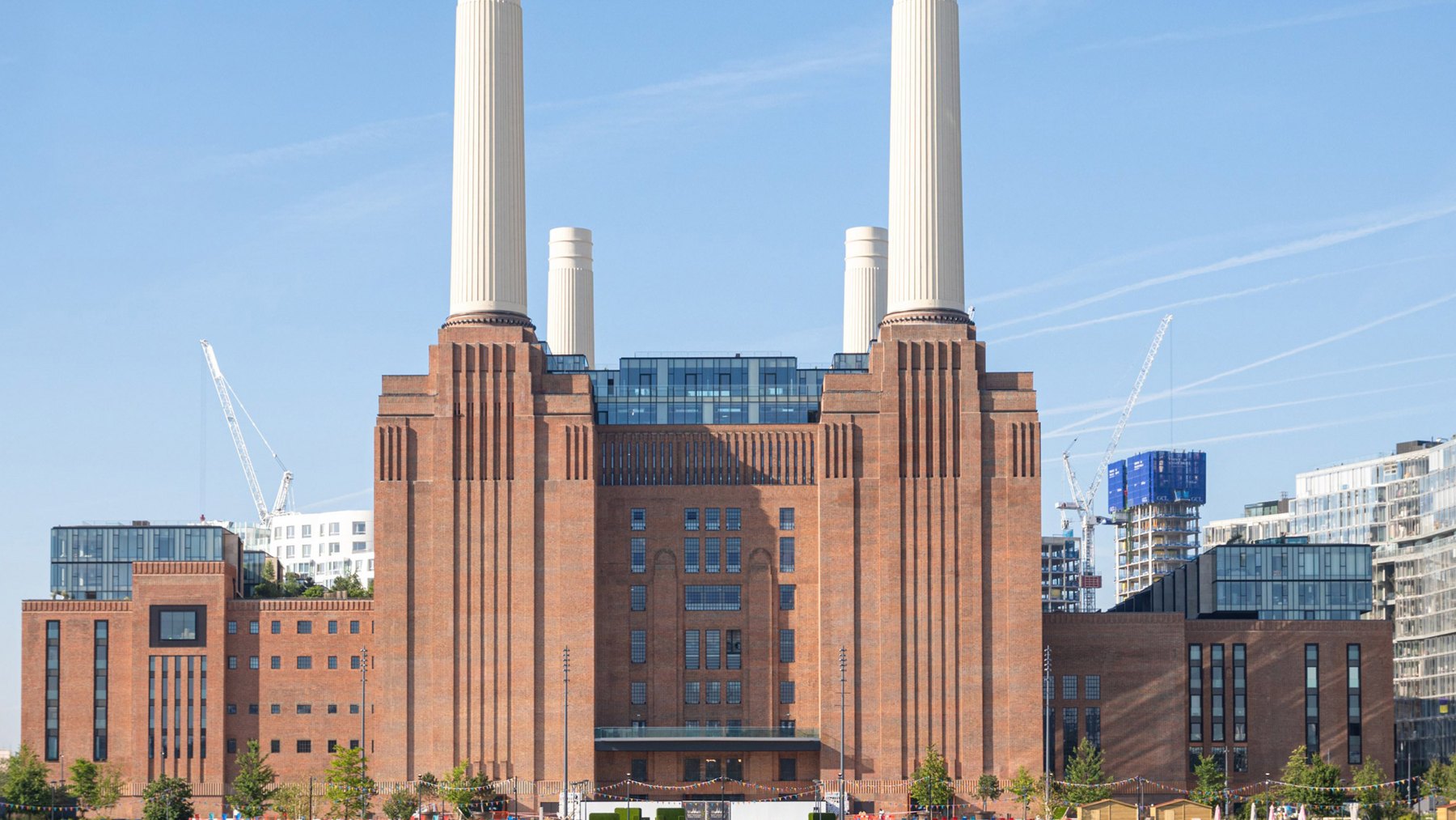 굴뚝 네 개가 솟은 벽돌 건물의 Battersea Power Station 정면