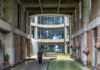 중정과 물길을 따라 걷는 사람이 보이는 방글라데시 Green Field Factory 내부