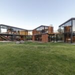해 질 녘 불이 켜진 에콰도르 주택 Casa Ortega 외관 전경