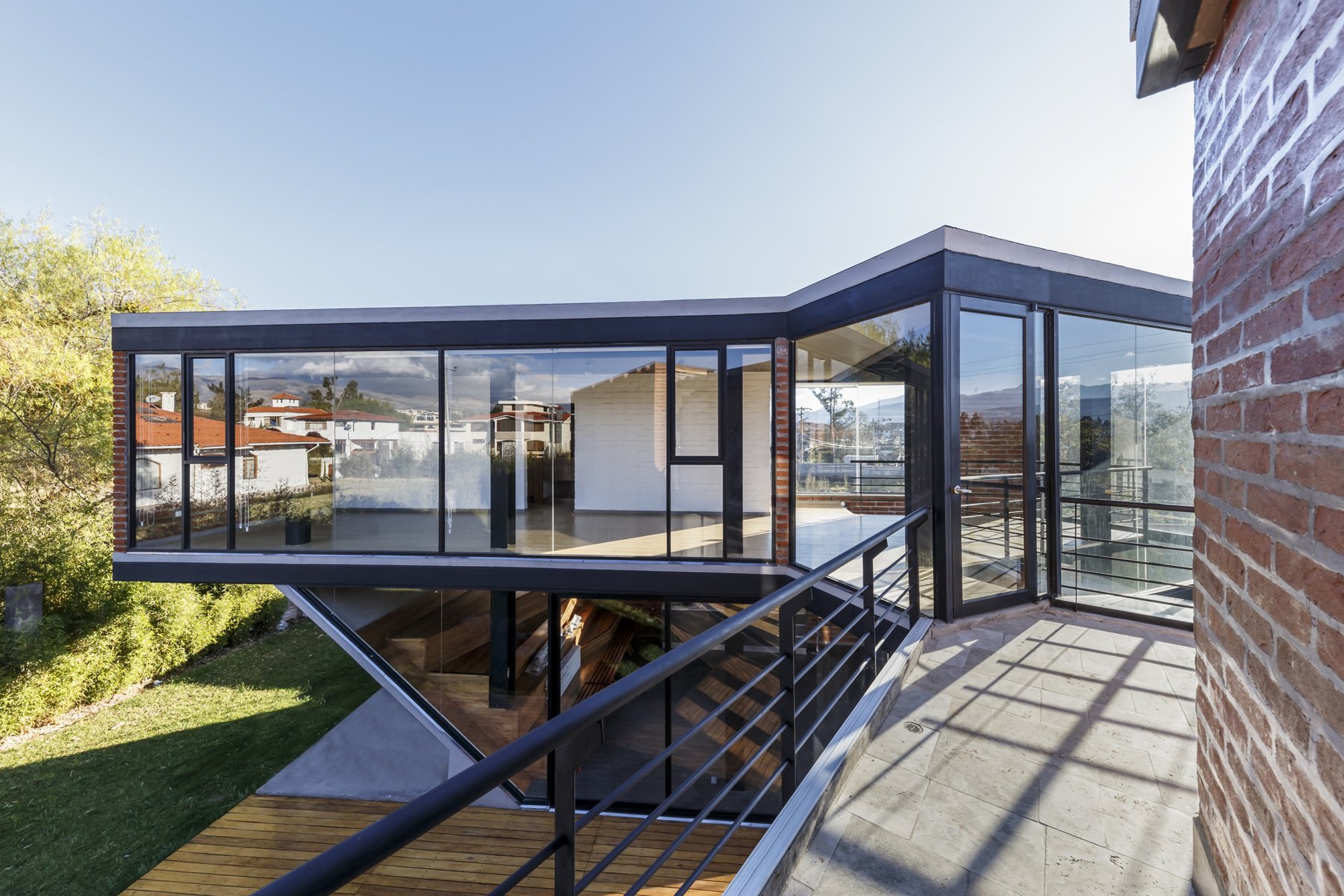 경사 부재 위에 2층 볼륨이 떠 있는 Casa Ortega 테라스