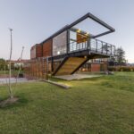 잔디밭 위로 돌출된 Casa Ortega 2층 볼륨